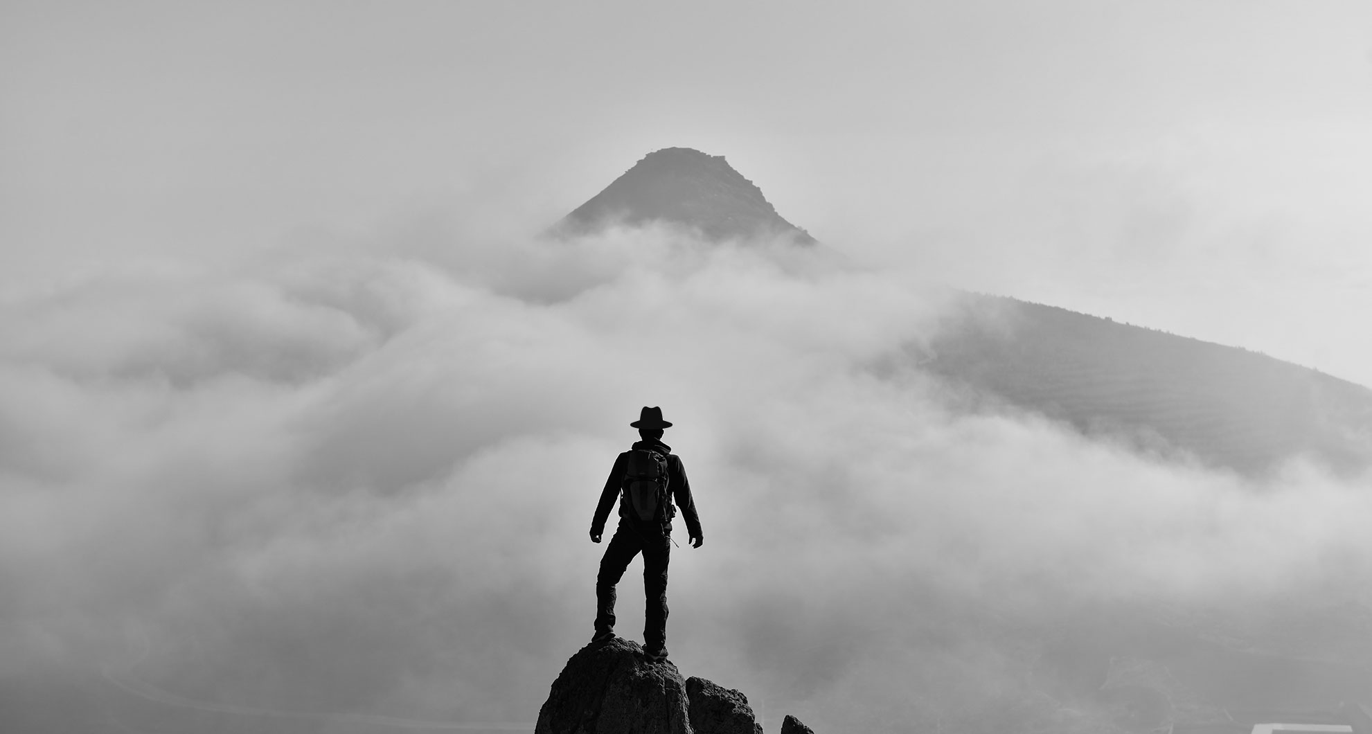 Homme qui est au sommet d'une montagne