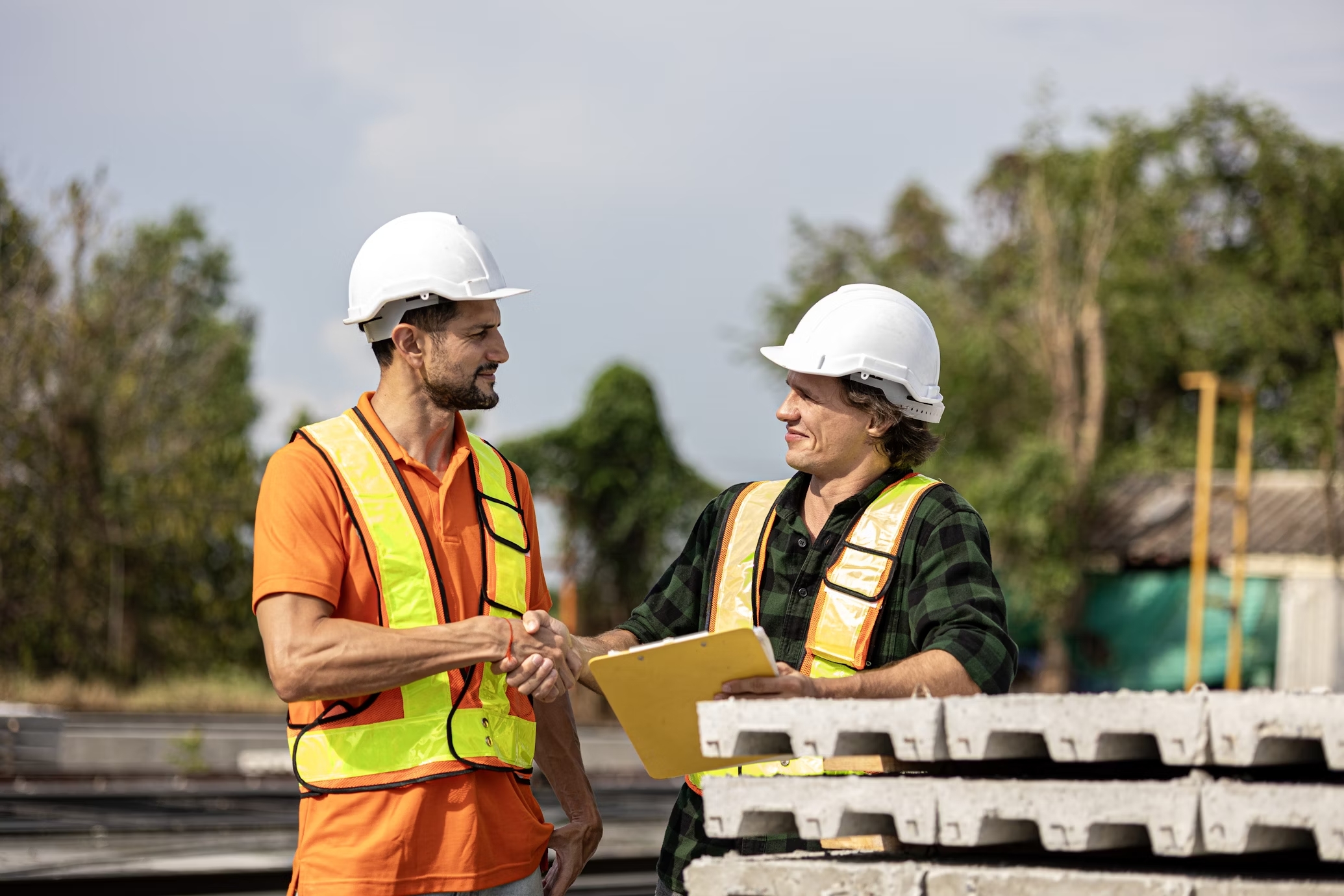 Deux hommes sur un chantier
