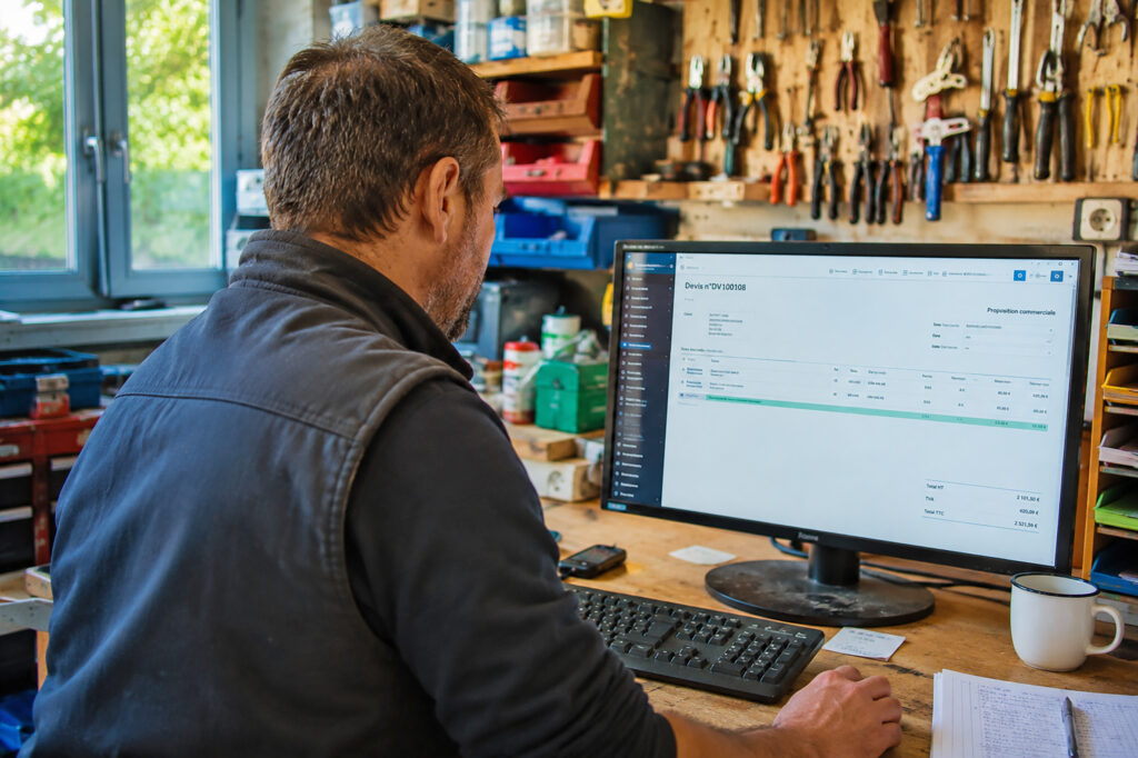 artisan devant ecran etabli outils comptabilite